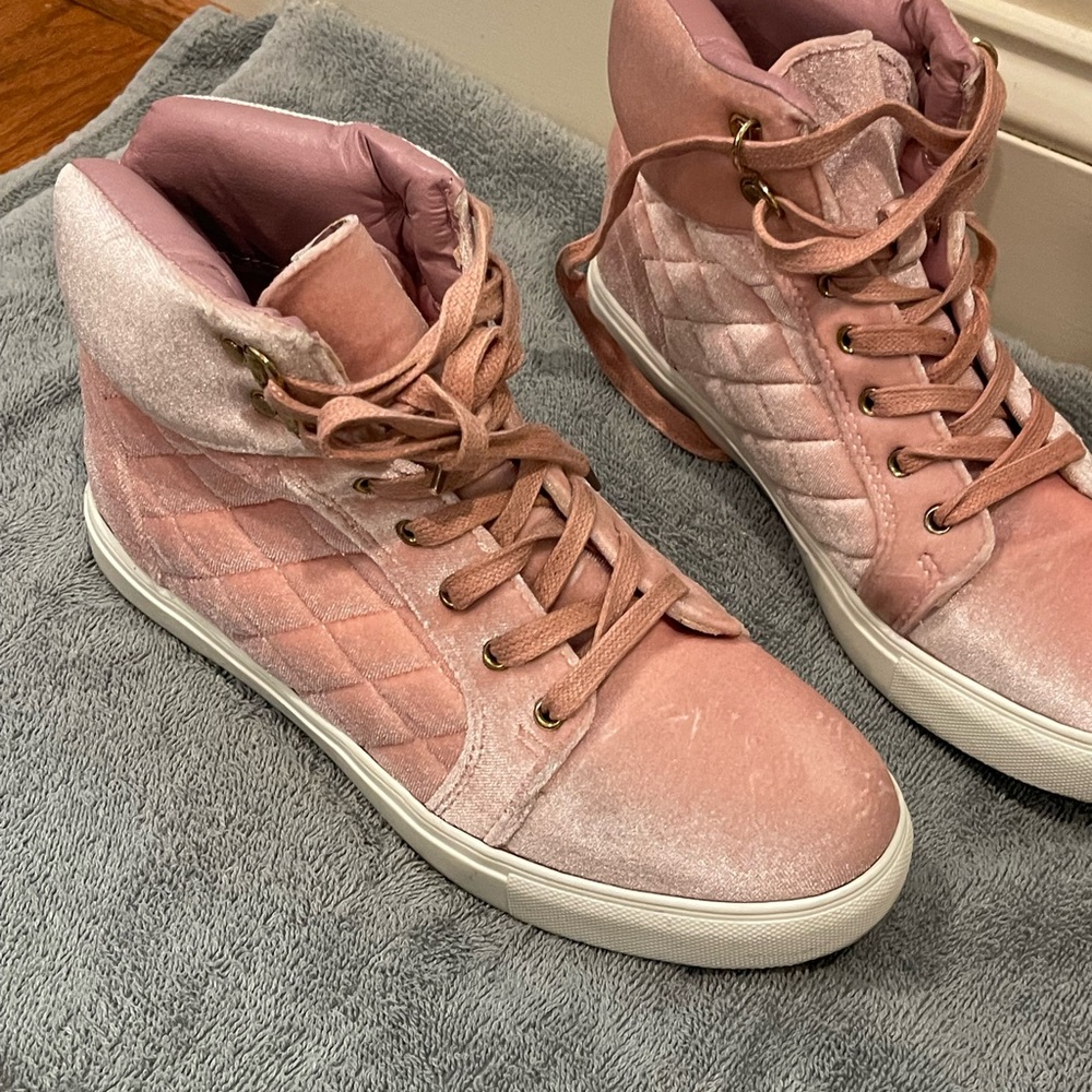 Size 8 sneaker